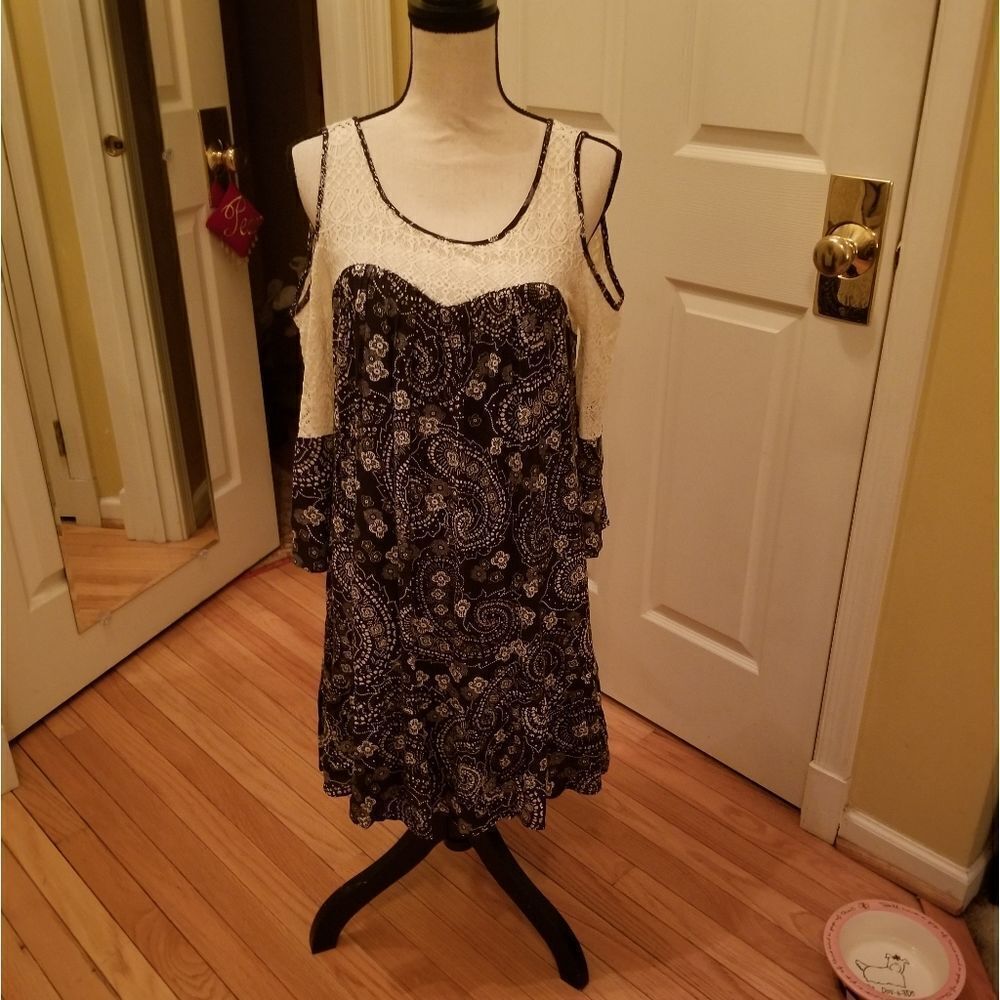 NAVY PRINT FLOWY DRESS W/ OPEN SHOULDERS